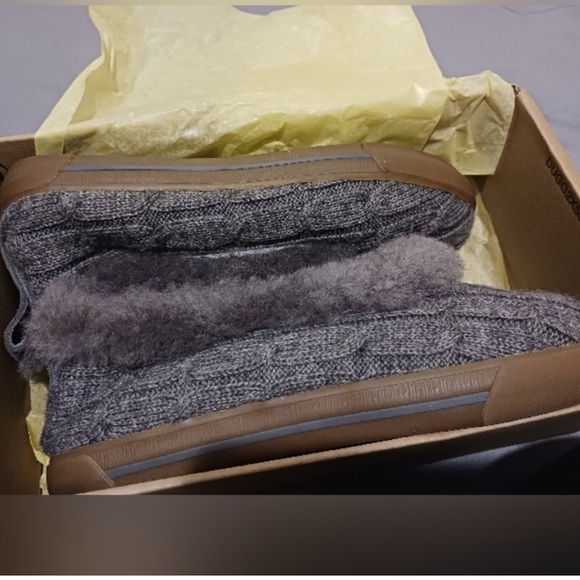UGG Rylan - Grey - New in box - Size 6 - Picture 3 of 4